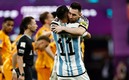 Lionel Messi celebrando con Ángel di María el pase a Semifinales. (Reuters)