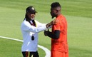 Rigobert Song y André Onana, entrenador y portero de Camerún en el Mundial 2022. (Reuters)