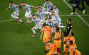Los argentinos burlándose de los neerlandeses. (AFP)