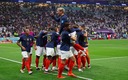 Los franceses celebrando el 2-1 de Giroud. (Reuters)