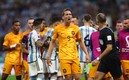 Luuk de Jong se hace de palabras con el silbante. Foto: (Reuters)