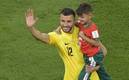 Romain Saiss celebró el pase de Marruecos ante Portugal con su hijo (AFP)