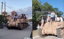 Los hinchas de la Albiceleste festejaron arriba de un tanque de guerra. Foto: (Especial)