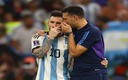 Messi y Scaloni conversando en el Países Bajos vs Argentina. (Reuters)