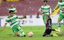 Los jugadores de Santos y Atlas sufren las condiciones del terreno de juego (MexSport).
