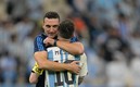 Lionel Scaloni felicita a Messi por su pase a la Final del Mundial de 2022. FOTO: AFP.