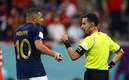 César Ramos con Kylian Mbappé durante la Semifinal de Qatar 2022. (Reuters)