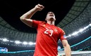 Dibu festeja con la afición el pase a la Semifinal de Qatar 2022. Foto: (Reuters)