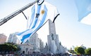 Una enorme playera de La Pulga se encuentra en Rosario. Foto: (EFE)