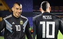 El Patón saltó al campo al calentamiento con una playera de Argentina con el '10'. Foto: (Tigresoficial)
