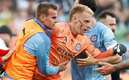 El portero del Melbourne City resultó lesionado de la cara (AP)