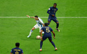Dembélé derribó a Di María y Argentina tuvo un penal a su favor. (Reuters)
