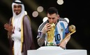 Lionel Messi besando la Copa del Mundo tras ganarla en Qatar 2022. (Reuters)