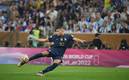 Mbappé ejecutando el tiro con el que Francia empatada a 2 goles a Argentina. Foto: AFP