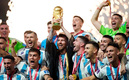 Messi levantando la Copa del Mundo con la Selección de Argentina. (FOTO: Alejandro Cano / mediotiempo)
