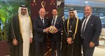 Yon de Luisa, junto a Gianni Infantino y los organizadores de Qatar 2022. Foto: (FMF)