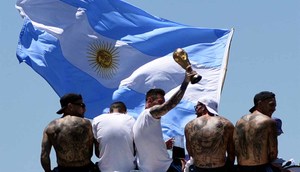 Los jugadores de Argentina celebraron en Buenos Aires con la Copa del Mundo. (Reuters)