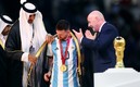 Messi se notó extrañado cuando le comenzaron a poner la túnica. Foto: (Reuters)