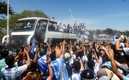 Miles de argentinos acompañan a la Albiceleste en las calles de Buenos Aires (Reuters)