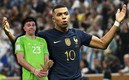 Dibu Martínez recordó a Mbappé mientras festejaba el Mundial. (Reuters / AFP)