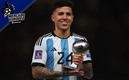 Enzo Fernández con el trofeo al Mejor Jugador Joven del Mundial 2022. (Reuters)