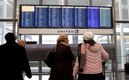 Usuarios revisan el estado de los vuelos en Chicago. (FOTO: AFP)