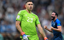 Adil Rami atacó a Emiliano Martínez. (Fotos: AFP)