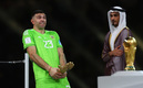 Emiliano Martínez al recibir el Guante de Oro en Qatar. (Foto: AFP)