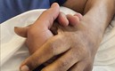 Edinho toma fuerte de la mano a su padre, Pelé