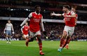 Eddie Nketiah festeja con sus compañeros el tercer gol de los Gunners. Foto: (Reuters)