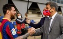 Joan Laporta se saluda por primera vez con Lionel Messi, en su nueva gestión. (Twitter @FCBarcelona)