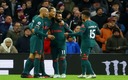 Los jugadores del Liverpool celebrando el 2-0 que marcó van Dijk. (Reuters)