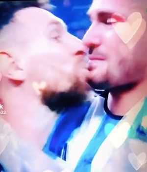 Messi y Rodrigo de Paul se dieron esta muestra de afecto en la celebración. Foto: (Especial)