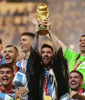 Messi usó un besht durante la premiación de Qatar 2022 (Reuters)