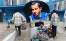 Mozo fue captado con bolsas de juguetes y balones para obsequiar. Foto: (Especial)
