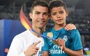 Cristiano, junto a su hijo, tras ganar la Champions League a la Juventus en 2016-17. Foto: (Especial)