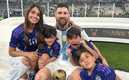 Lionel Messi y Antonela junto a sus hijos Ciro, Mateo y Thiago (Instagram @antonelaroccuzzo)