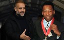 Pep Guardiola y Pelé (AFP/Reuters).