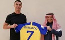 Cristiano Ronaldo posa con la camiseta del Al-Nassr. FOTO: @alnassr_fc