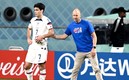 El DT de Estados Unidos con Reyna. (Foto: AP)