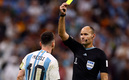 Mateu Lahoz amonestando a Messi en un partido de Qatar 2022. (Reuters)