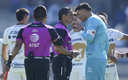 Talavera reclamando a Macías el penal que le dio el 2-1 a Pumas. (Imago7)