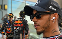 Hamilton se divirtió con Red Bull. (Fotos: AFP)