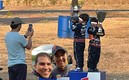 Checo le saca una foto a su hijo en el podio. Foto: (Especial)