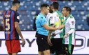 Andrés Guardado recibió la roja en la Semifinal de la Supercopa de España. (AFP)