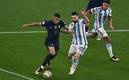 Messi presiona a Mbappé para quitarle el balón. Foto: AFP