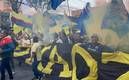 Las barras del América llegaron en caravana al Estadio Nemesio Diez (Foto: mediotiempo)