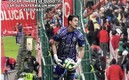 Jiménez lanzó la playera, pero se la arrebataron. Foto: (Especial)