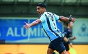 El Pistolero festeja su cuarto gol con el Gremio. Foto: (Especial)