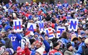 Aficionados apoyan a Damar Hamlin en el partido Bills-Bengals de Playoffs. (Reuters)